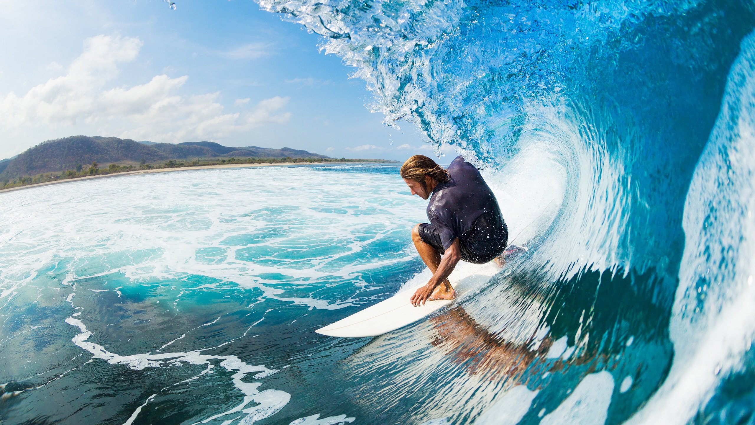 拜仁中场站位流动性强，持续拉扯防线，拜仁中场组合